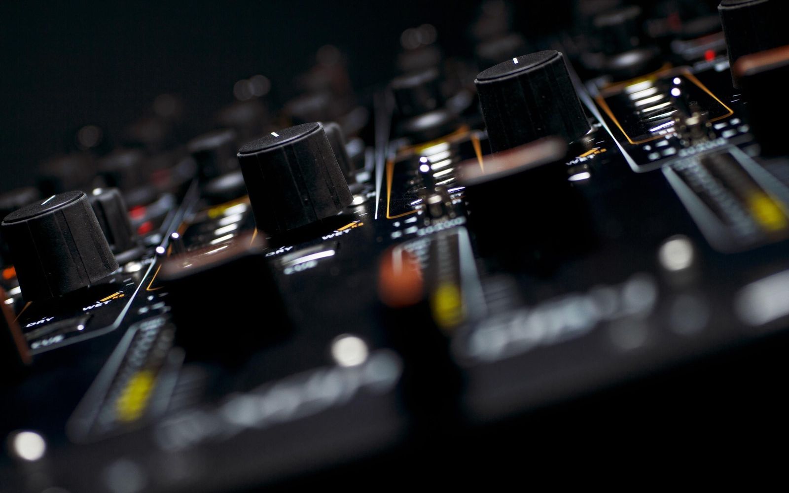 Gros plan sur les boutons d'un processeur audio